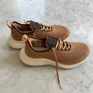 Tan / black / ribbed APL TechLoom Zipline running shoes / sneakers like new